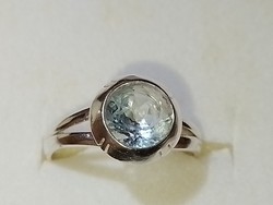 Ródiumozott ezüstgyűrű,  csodálatos topázzal, button foglalatban (51-es)