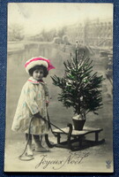 Antik Karácsonyi üdvözlő fotó képeslap kisleány bundában szánkóval fenyőfa