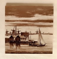 Barna színű régi holland mázas kerámia fajansz díszcsempe jelzett tópart tájkép szélmalom vitorlás