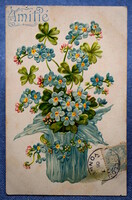 Antik dombornyomott  litho emlék  képeslap  4levelű lóhere vázában nefelejcs