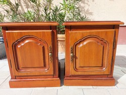 2 identical oak commode-bedside cabinets for sale. Price/ 2 pieces of furniture in good condition. Dimensions: 46 cm x