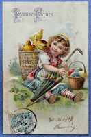 Antik dombornyomott  Húsvét üdvözlő litho képeslap kisleány ernyővel hátán kosár csibe és tojás
