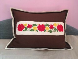 Decorative pillow made of embroidered wool felt