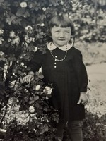 Régi gyerekfotó vintage fénykép kislány rózsák között