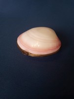 Shell jewelry holder