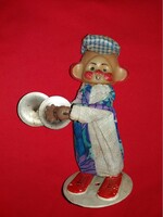 Régi faalapú karral működő cintányéros Moncsicsi Mon-chi-chi bohóc játék figura képek szerint