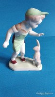 Aquincum porcelán figura Nyuszival játszó kisfiú