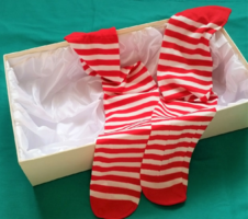Piros-fehér csíkos vastag nylon zokni utcai vagy karácsonyi jelmez viseletre egyaránt
