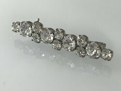 Hosszúkás bross ragyogó kristályokkal, 4,7 cm hosszú