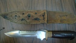 Hunting knife in original leather case, can be attached to a belt