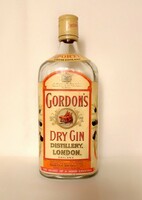 Old gordon's dry gin English liquor glass bottle with a boar's head mark on the bottom and cap, 1970s