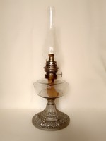 Antik régi asztali petróleum lámpa díszes öntöttvas talpon körkanóccal, áttetsző üveg tartály