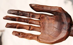 Géró György (1946-2003): Kéz alakú kínáló - egyedi fafaragás