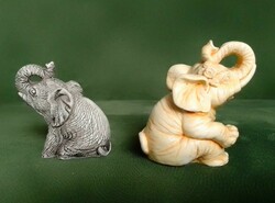Két felemelt ormányú, szerencsehozó, ülő műgyanta polyresin elefánt figura szobor kézzel festett