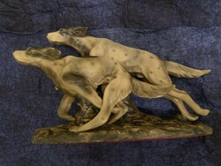 Német kutyákat ábrázoló kerámia szobor
