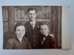Régi fotó vintage családi fénykép csoportkép szülők kisfiú