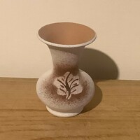 Small vase with brown leaves