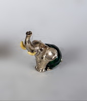Ezüst miniatűr zöld zománccal díszített elefánt