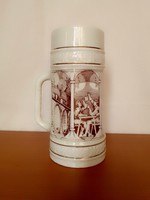 Hollóházi porcelán sörös krigli korsó középkori kocsmai jelenetekkel, jelzett