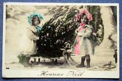 Antik Karácsonyi üdvözlő fotó képeslap  gyerekek szánkóval fenyőfa