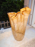 Fazzoletto Muráno művész üveg-- nagyméretű (31-36 cm ) márványmintás  váza.Összehajtott kendő alak