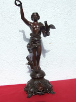 Solymász szobor