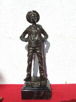 Fiú bronz szobor