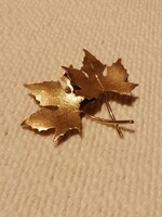 585 - Golden double leaf-shaped brooch or scarf pin with all markings.