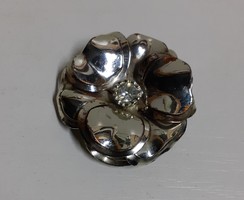 Retro handmade flower-shaped brooch pin decorated with a sparkling white stone in the center