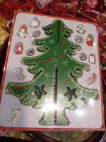 Kb 20 cm-es kis fa alapanyagú , összerakható karácsonyfa , díszekkel . Ki sem volt bontva .