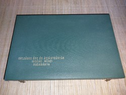 Rudabányai kőzetek díszdobozban és egy óriás pecsét falapon.12900.-Ft