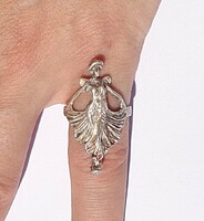 Hölgyet mintázó ezüst gyűrű