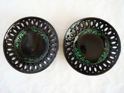 2 db régi áttörtszélű mázas kerámia népi tányér falitányér