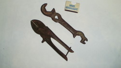 Két darab régi kéziszerszám együtt - jelzett kovácsoltvas villáskulcs és egy vágóeszköz