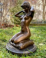 Ajándékot kapott női akt - bronz szobor műalkotás
