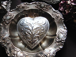 Metal heart decorative ornament