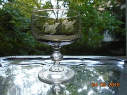 Savmaratott Fajd kakas mintás francia borostyán üveg talpas pohár