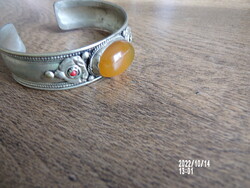 A wonderful silver-plated bracelet with amber