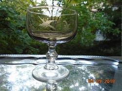 Savmaratott Fajd kakas mintás  francia borostyán üveg talpas pohár