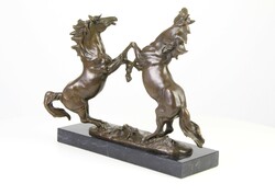 Ágaskodó lovak bronzszobor