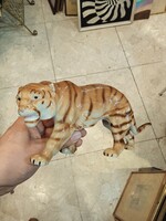 Tigris porcelán szobor, 27 x 11 cm-es nagyságú, jelzett.