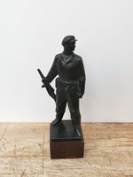 Olcsai-Kiss Zoltán munkásőr bronz színű szobor