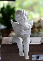 Porcelán ülő puttó, angyalka