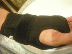 K Tépőzáras  vadonat új  MEREVÍTETT Kézvédő, sport balesethez is eladó A MÉRETE: S