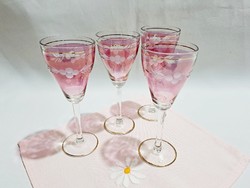 4 db rózsaszín vésett, csiszolt kristály(?) likőrös talpas pohár 13 cm magas