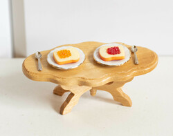Mini pirítósok tányéron, kanállal - konyhai bababútor, babaházi kiegészítő, miniatűr
