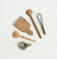 Mini konyhai eszközök, habverő, teaszűrő, vágódeszka babaházi kiegészítő, konyha bababútor, miniatűr