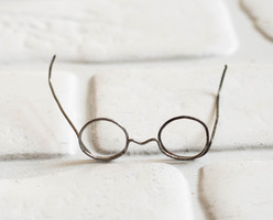 Mini baba szemüveg, olvasó szemüveg - babaházi kiegészítő, bababútor, miniatűr