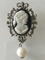 Cameo brooch with pearl, 7 x 4 cm