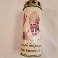 XVI. Benedek pápa képével díszített mécses
